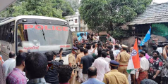 കഞ്ഞിയിൽ മണ്ണിട്ട് പ്രതിഷേധമോ? പരസ്പരം പാത്രവും ബക്കറ്റും വലിച്ചെറിഞ്ഞ് സിപിഐഎം , കോണ്‍ഗ്രസ് പ്രവര്‍ത്തകര്‍; കാർത്തിക പള്ളിയിലെ പ്രതിഷേധത്തിൽ കയ്യാങ്കളി