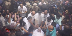 'കണ്ണേ കരളേ വി എസേ ...ഇല്ലാ ഇല്ലാ മരിക്കുന്നില്ല...' നെഞ്ചുപൊട്ടി മുദ്രാവാക്യം; പ്രിയ സഖാവിനെ കാണാന്‍ ജനസാഗരം