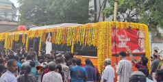 തിങ്ങി നിറഞ്ഞ് പാതയോരം, പിന്നിട്ടത് നാലുകിലോമീറ്റർ മാത്രം; തലസ്ഥാന ന​ഗരത്തിൻ്റെ സ്നേഹാദരം ഏറ്റുവാങ്ങി വിഎസിൻ്റെ വിലാപ യാത്ര