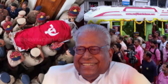 കണ്ണേ കരളേ വിഎസേ.. ഞങ്ങടെ നെഞ്ചിലേ റോസാപ്പൂവേ:വികാരഭരിതമായി വി എസിന്റെ അന്ത്യ യാത്ര 