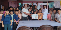 സ്‌കൂള്‍ റീഡിങ് റൂമിലേക്ക് ഇംഗ്ലീഷ് പത്രവും മേശയും കൈമാറി