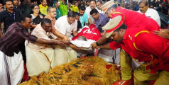  തലമുറകളുടെ വിപ്ലവ നായകനേ....,വിഎസ് നമുക്ക് എന്തായിരുന്നെന്ന് തെളിയിച്ച ജനാവലി; വിഎസിന് വിടപറഞ്ഞ് മുഖ്യമന്ത്രിയുടെ ഫേസ്ബുക്ക് പോസ്റ്റ്