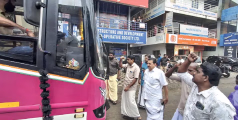 കൂത്താട്ടുകുളത്ത് ട്രാഫിക് നിയമം പാലിക്കാത്ത ബസുകൾ തടഞ്ഞു   