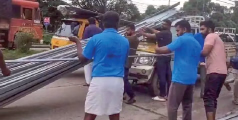 പിക്കപ്പിൽനിന്ന് ഇരുമ്പുപൈപ്പ് റോഡിൽ വീണു; ബൈക്ക് യാത്രികൻ അത്ഭുതകരമായി രക്ഷപ്പെട്ടു 