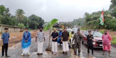 കുപ്പം ദേശീയപാതയിൽ വാഴ നട്ടുകൊണ്ട്  ഇന്ത്യൻ യൂത്ത് കോൺഗ്രസ്സ് പരിയാരം മണ്ഡലം കമ്മിറ്റിയുടെ പ്രതിഷേധം