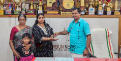 നേരിൻ്റെ നല്ല പാഠവുമായി മേമുണ്ട സ്കൂൾ വിദ്യാര്‍ഥികള്‍; സ്വര്‍ണാഭരണം ഉടമക്ക് കൈമാറി