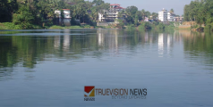 കോട്ടയം വൈക്കത്ത് വള്ളം മറിഞ്ഞ് അപകടം; വള്ളത്തിലുണ്ടായിരുന്നത് മുപ്പതോളം പേർ, രക്ഷാ പ്രവർത്തനം തുടരുന്നു