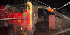 കോഴിക്കോട് ലോറി വളയ്ക്കുന്നതിനിടയിൽ വൈദ്യുതി പോസ്റ്റിൽ  ഇടിച്ച് അപകടം; പോസ്റ്റ്‌ തകർന്ന് ലോറിക്ക് മുകളിൽ വീണു, ഒഴിവായത് വൻ അപകടം 