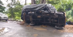 മാക്കൂട്ടം ചുരം റോഡിൽ കൂട്ടുപുഴക്ക് സമീപം വൈക്കോൽ ലോറി മറിഞ്ഞു