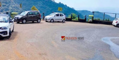 യാത്രാ ദുരിതം രൂക്ഷം; പക്രംതളം ചുരത്തിലെ പത്താം വളവിൽ അനധികൃത പാർക്കിംഗ്