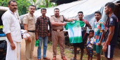 ജനമൈത്രി പോലിസിന്റെ നേതൃത്വത്തിൽ ഫുട്ബോൾ കിറ്റ് വിതരണം നടത്തി