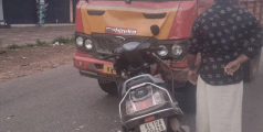 സ്കൂട്ടിയും ടിപ്പറും കൂട്ടിയിടിച്ച് യുവാവിന് പരിക്ക്
