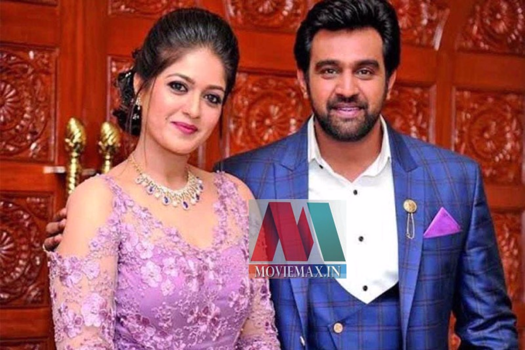 ചീരുവിന്റെ കട്ടൗട്ടിന് മുന്‍പില്‍ നിറവയറുമായി മേഘ്ന ; ചിത്രങ്ങള്‍ കാണാം