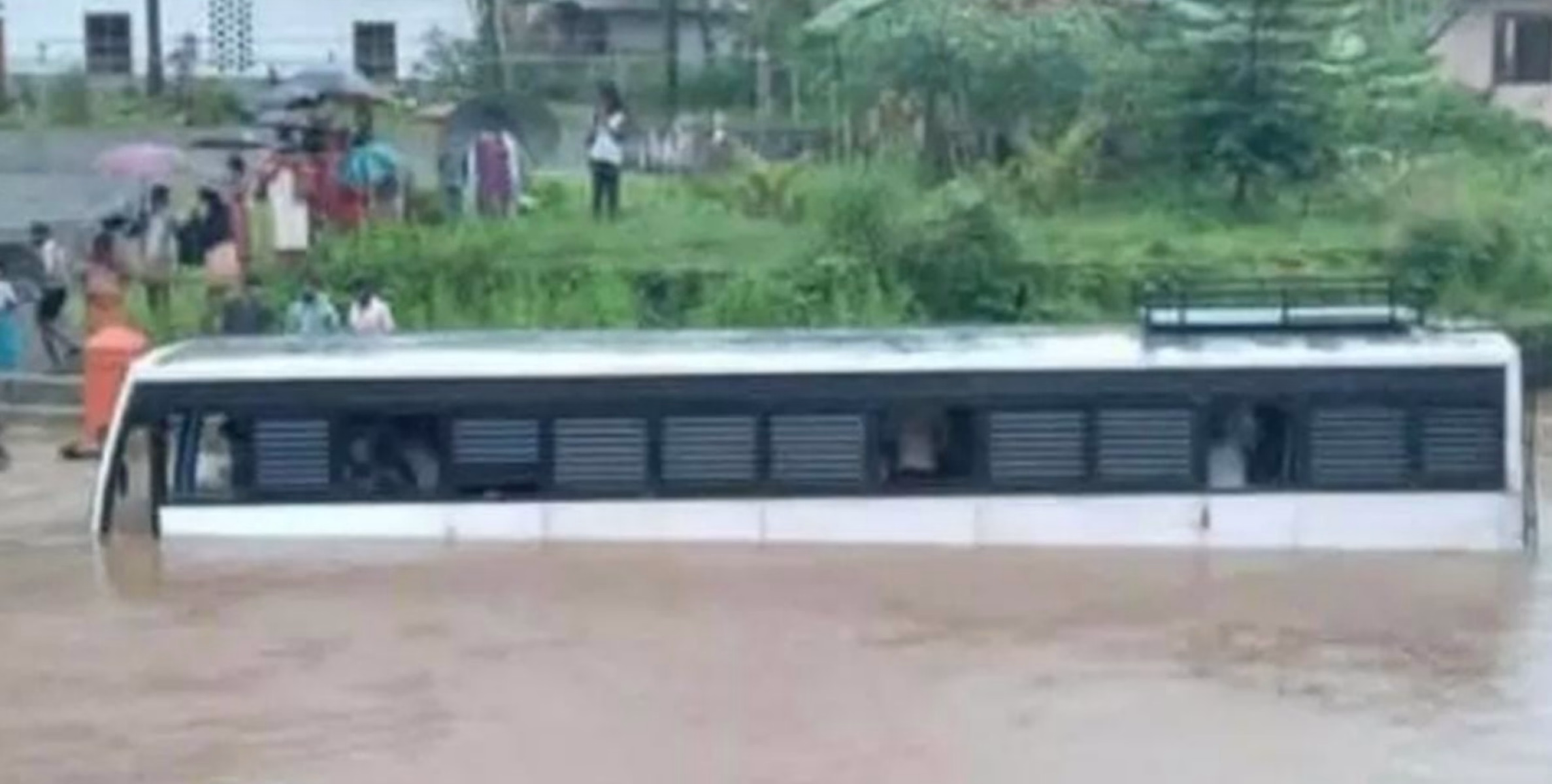 മുന്നറിയിപ്പ് അവഗണിച്ച് വെള്ളത്തിൽ കെ എസ് ആർ ടി സി ബസ് ഇറക്കിയ ഡ്രൈവറെ സസ്പെൻഡ് ചെയ്തു. 