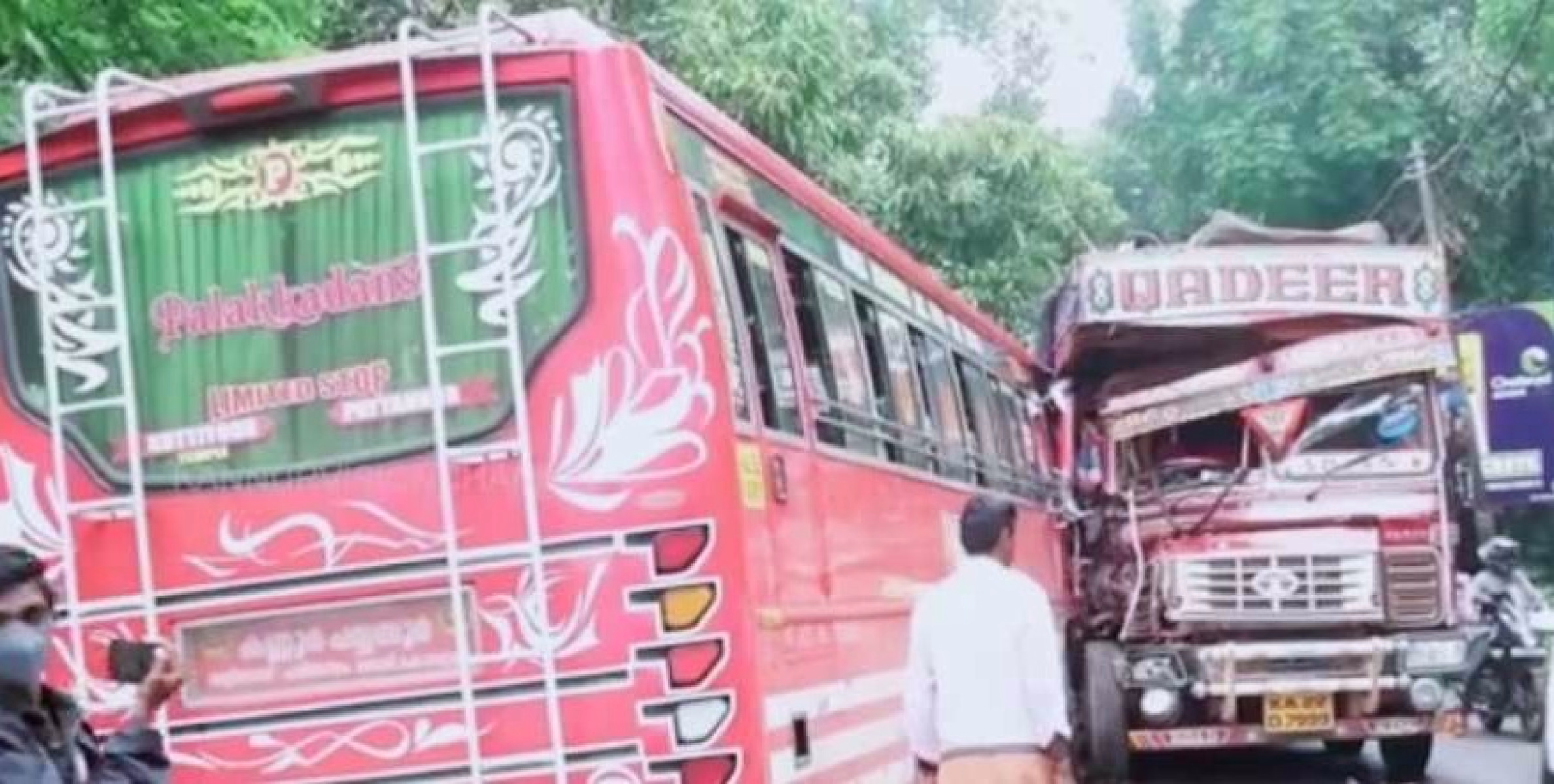 കൂത്തുപറമ്പ് മമ്പറം കോട്ടത്ത് ബസ്സും ലോറിയും കൂട്ടിയിടിച്ച് നിരവധി പേർക്ക് 