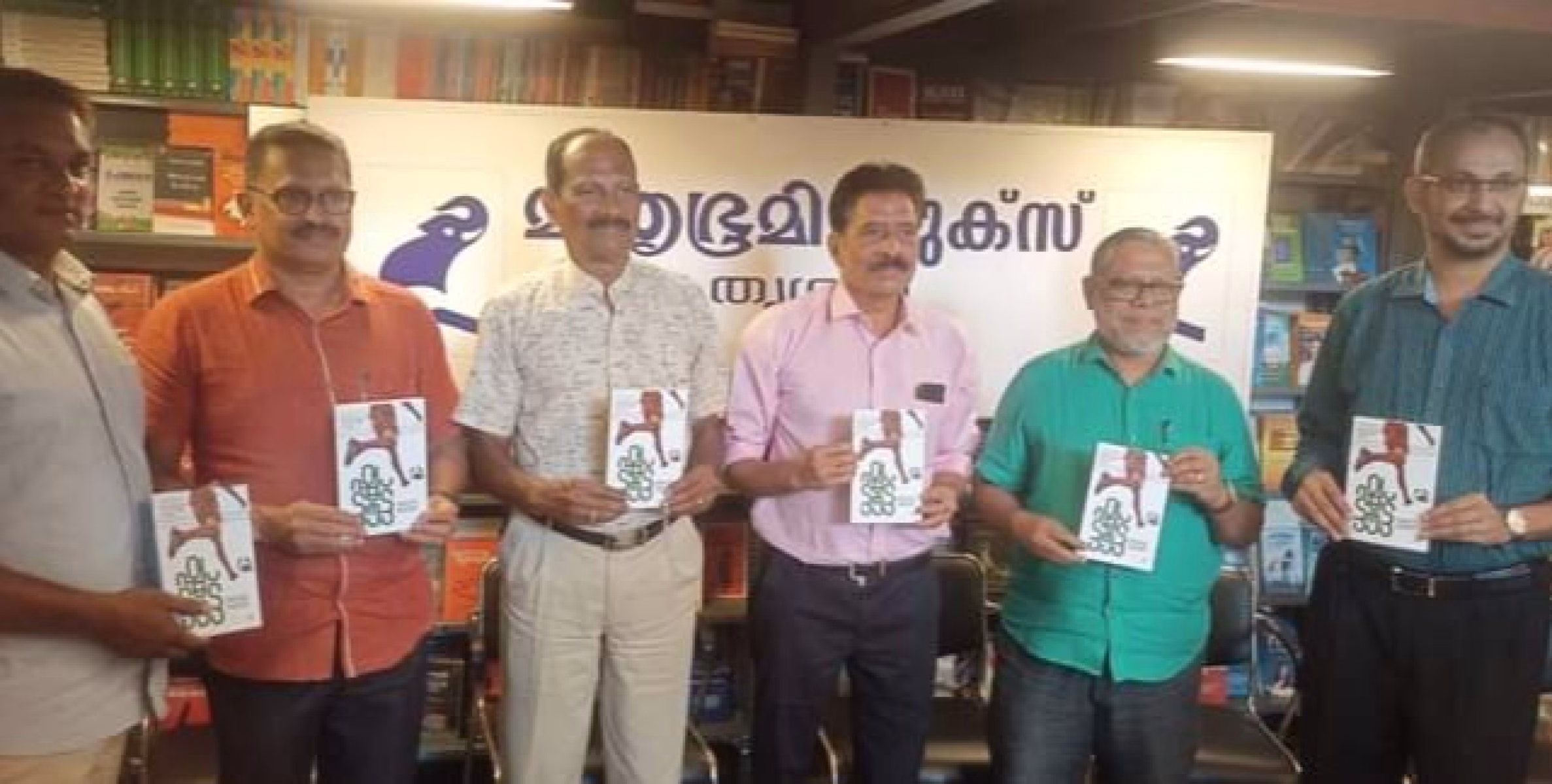 പിറവം, കളമ്പൂർ സ്വദേശിയും നോവലിസ്റ്റും കഥാകാരനുമായ രമേശൻ മുല്ലശ്ശേരിയുടെ നോവൽ ഷൂട്ടൗട്ട് പ്രകാശനം ചെയ്തു.