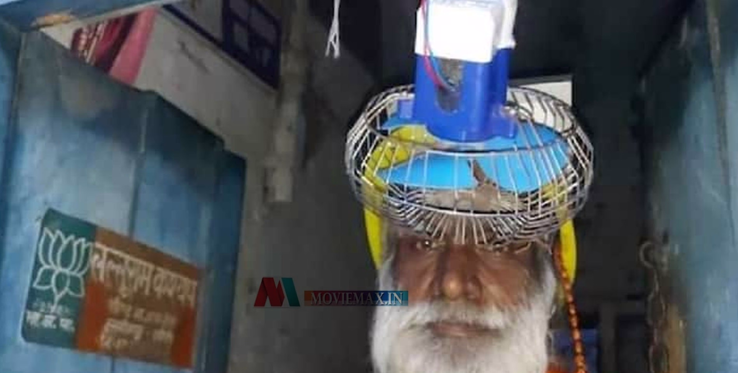 ഹോ, എന്തൊരു ചൂട്; സോളാറിൽ പ്രവർ‌ത്തിക്കുന്ന ഫാനും തലയിൽ വെച്ച് ഒരാൾ