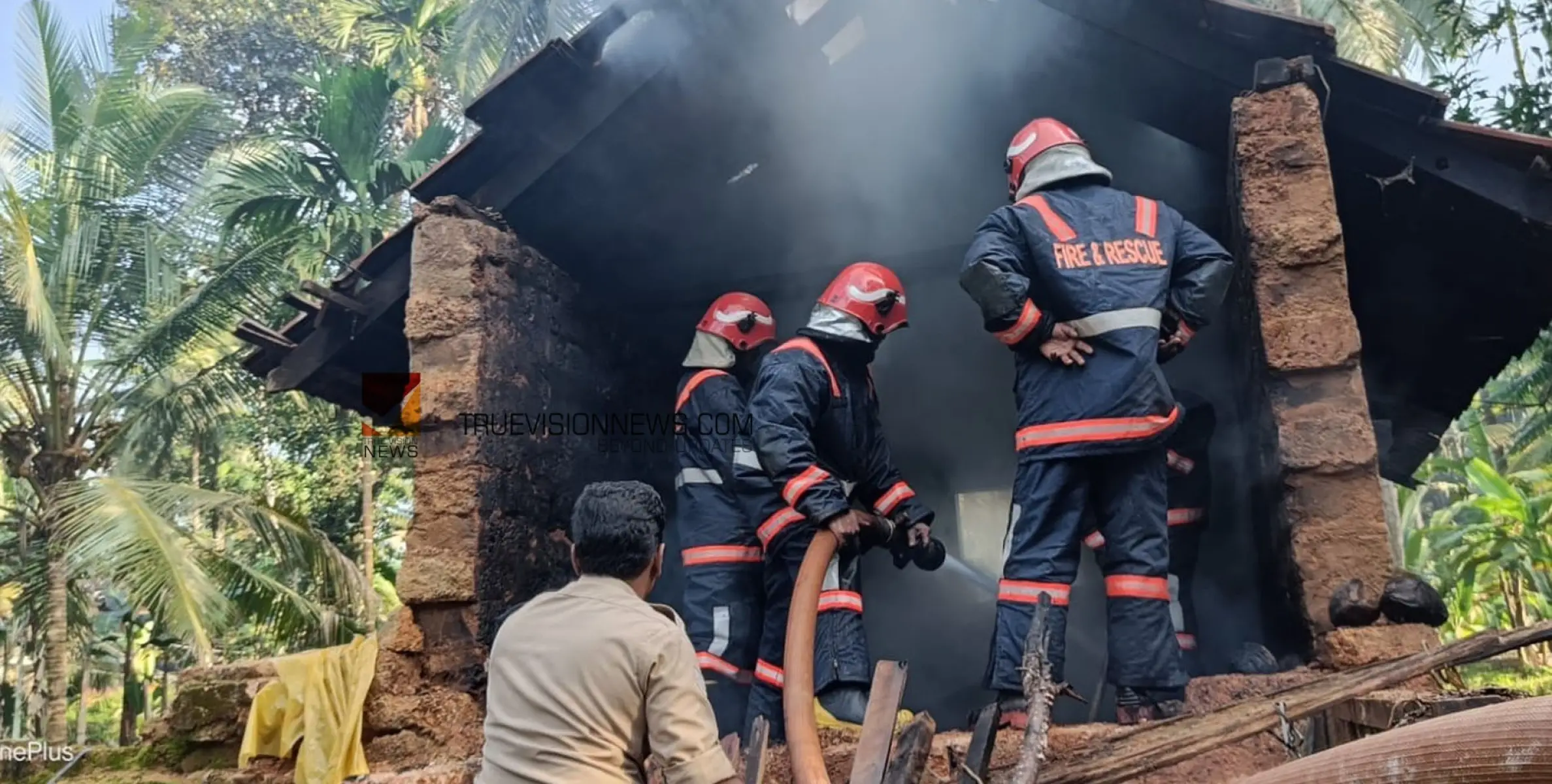 കുറ്റ്യാടിയിൽ രണ്ടിടത്ത് തീപിടുത്തം; രണ്ടിടത്തും തീപിടിച്ചത് തേങ്ങാക്കൂടയ്ക്ക് 