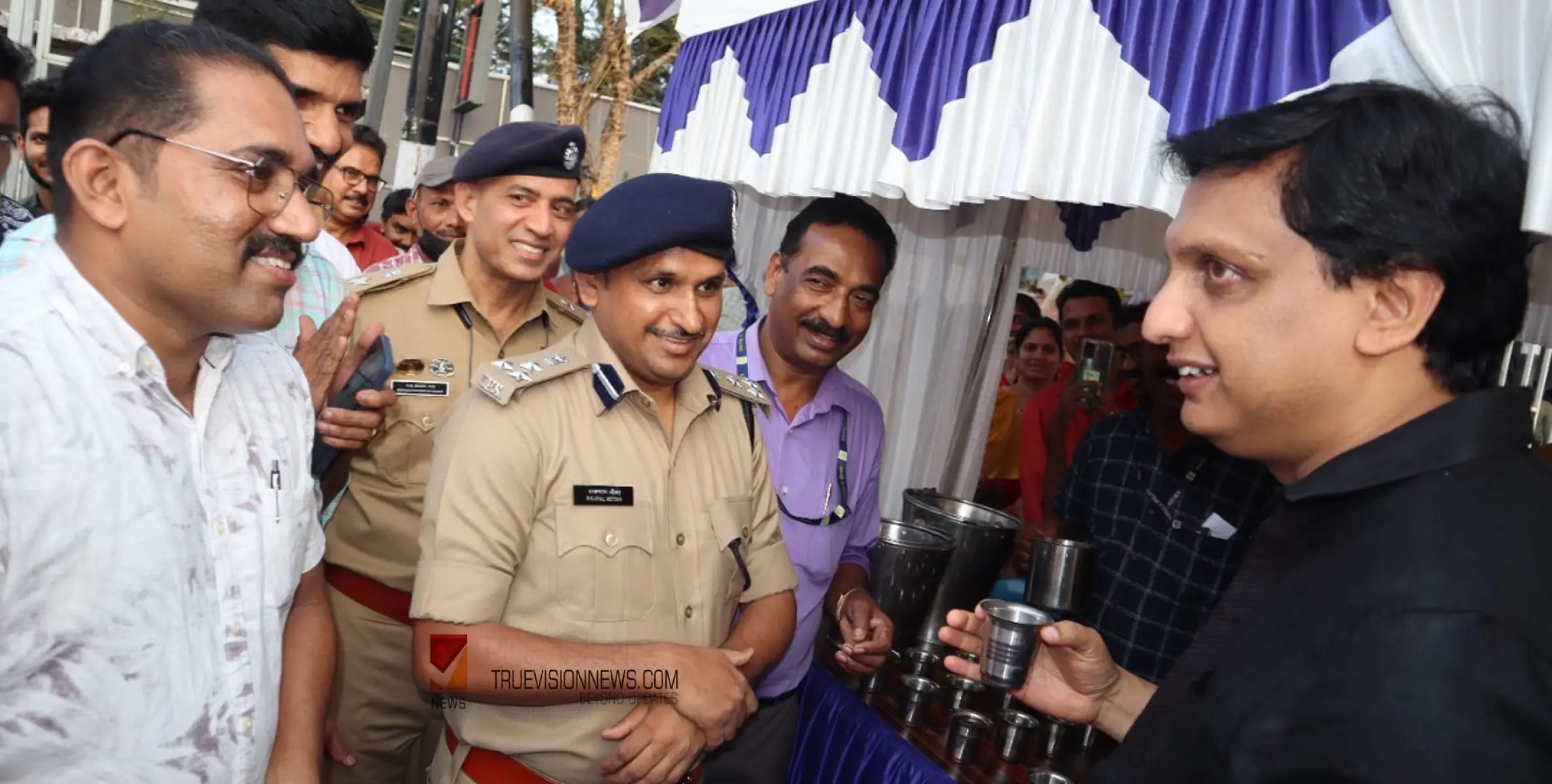 അതിരാണിപ്പാടത്ത് ചുക്കിന്റെ മധുരം; കലോത്സവ നഗരിയിൽ ചുക്കുകാപ്പി വിതരണം ചെയ്ത് കേരള പോലീസ്