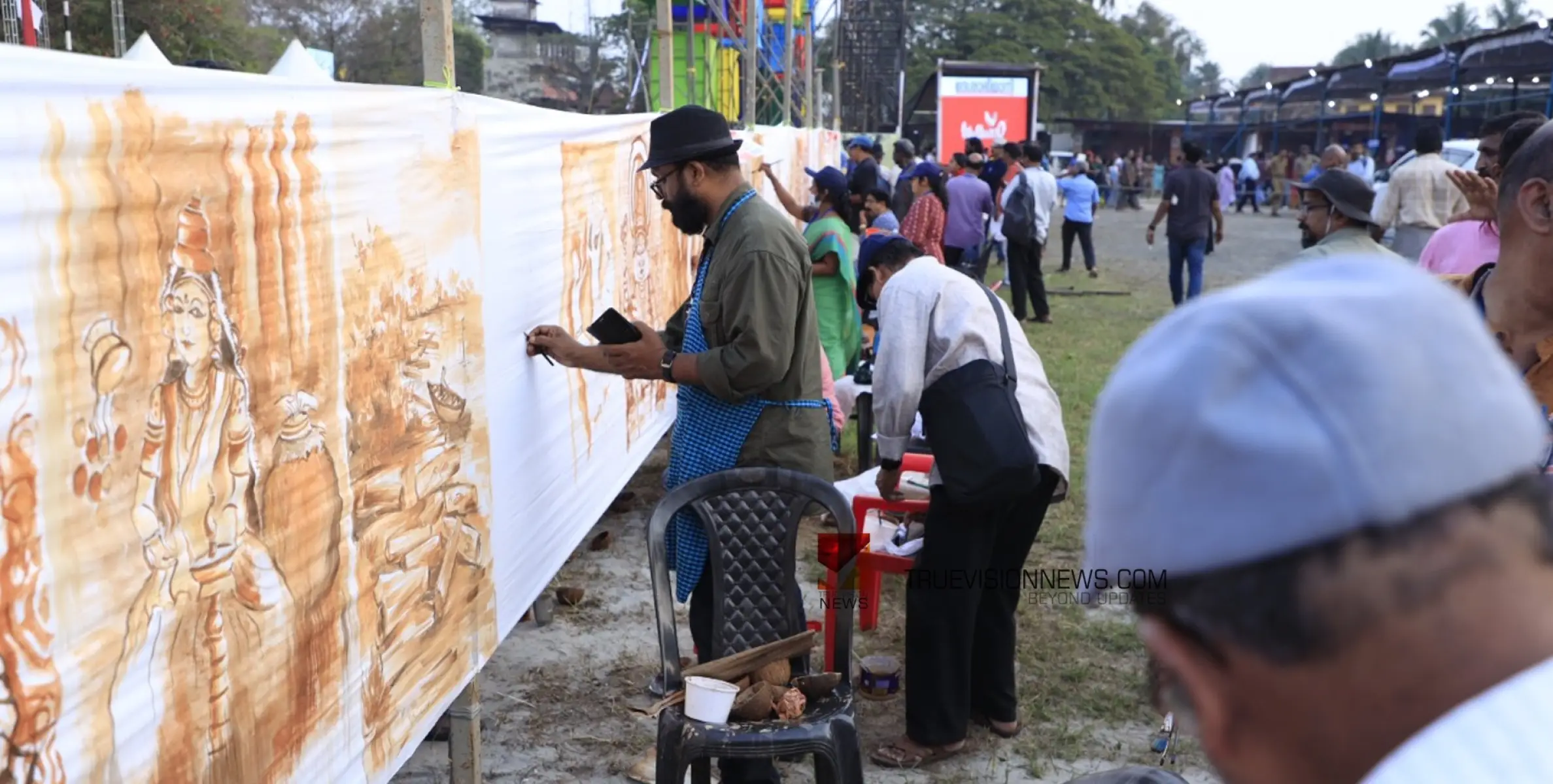 മണ്ണിൽ വിരിഞ്ഞ വിസ്മയം; കോഴിക്കോടിന്റെ ചരിത്ര മോതി ചിത്രകലാ ക്യാമ്പ്