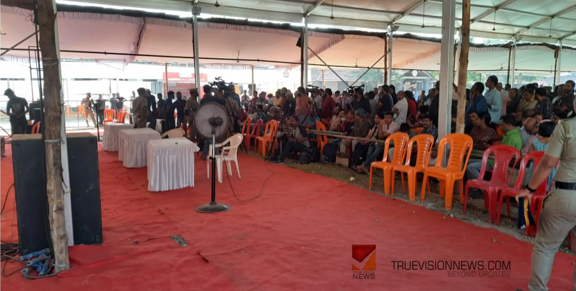 ക്യമറ മാറ്റണമെന്ന് ആവശ്യപ്പെട്ട് വേദി രണ്ടിൽ പ്രതിഷേധം