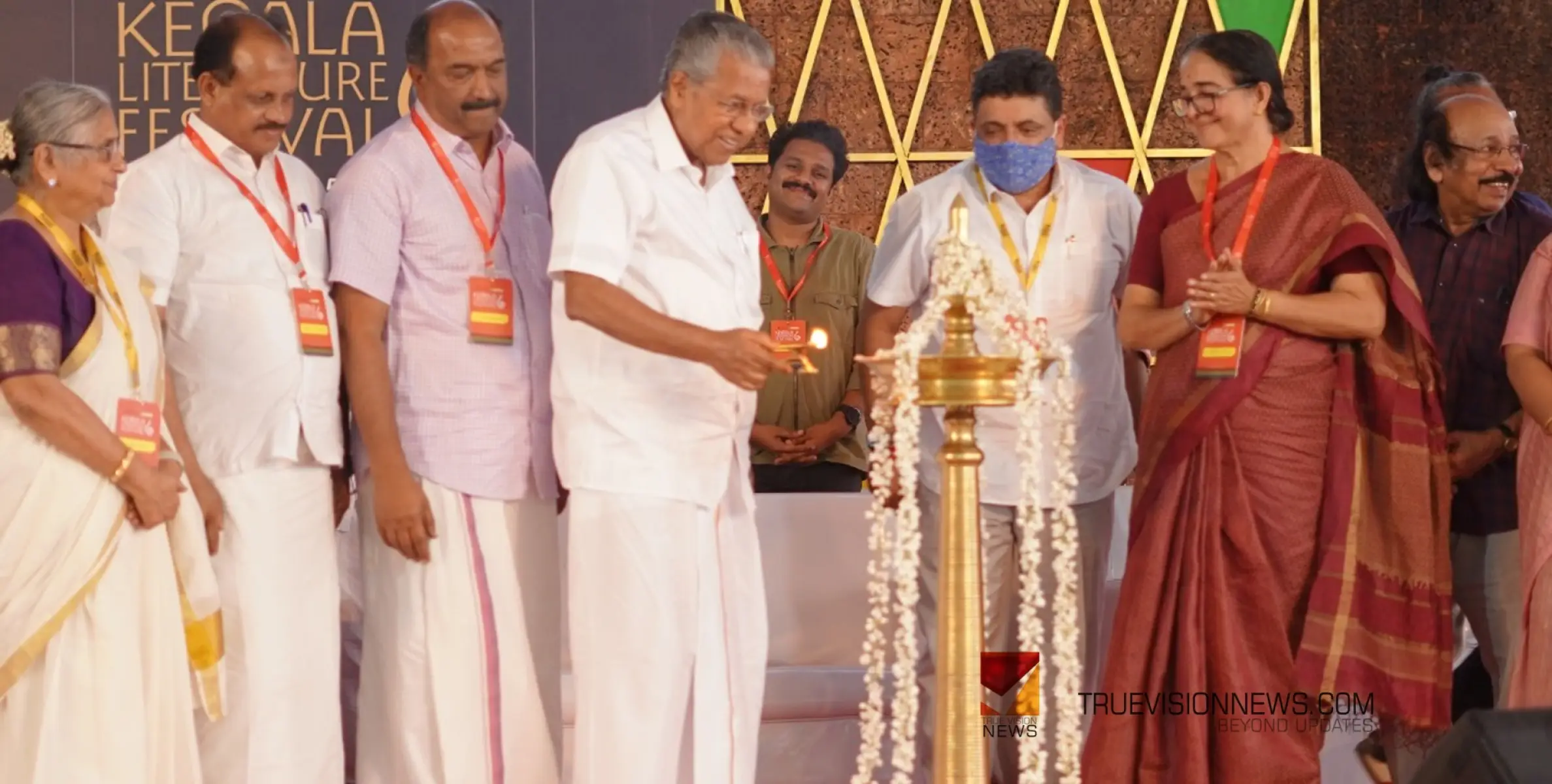 സാമൂഹിക ഐക്യത്തെ തകർക്കാനുള്ള നീക്കങ്ങളെ എഴുത്തുകാരും വായനക്കാരും ഒരുമിച്ച് എതിർക്കണം - മുഖ്യമന്ത്രി