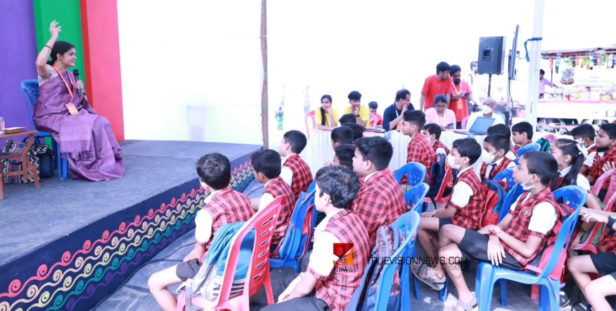 ബീച്ചിലെ കഥോത്സവം; കുട്ടികളോട് സംവദിച്ച് നടി ജാനകി സബീഷ് 