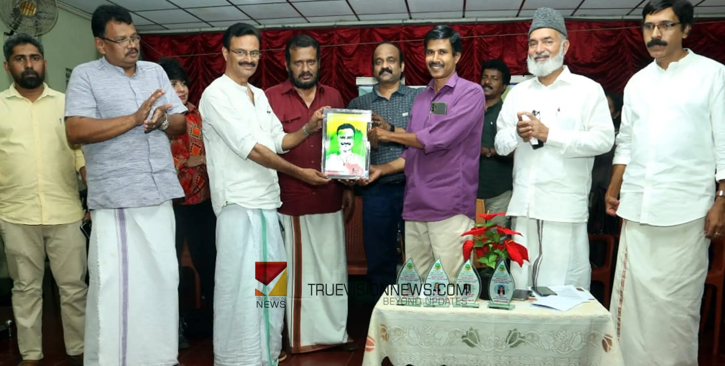 ഹരിത പൂർവ്വം; ശിഷ്യരുടെ സ്മരണകളിലാണ് അധ്യാപകർ ജീവിക്കുന്നത് - വി ആർ സുധീഷ്