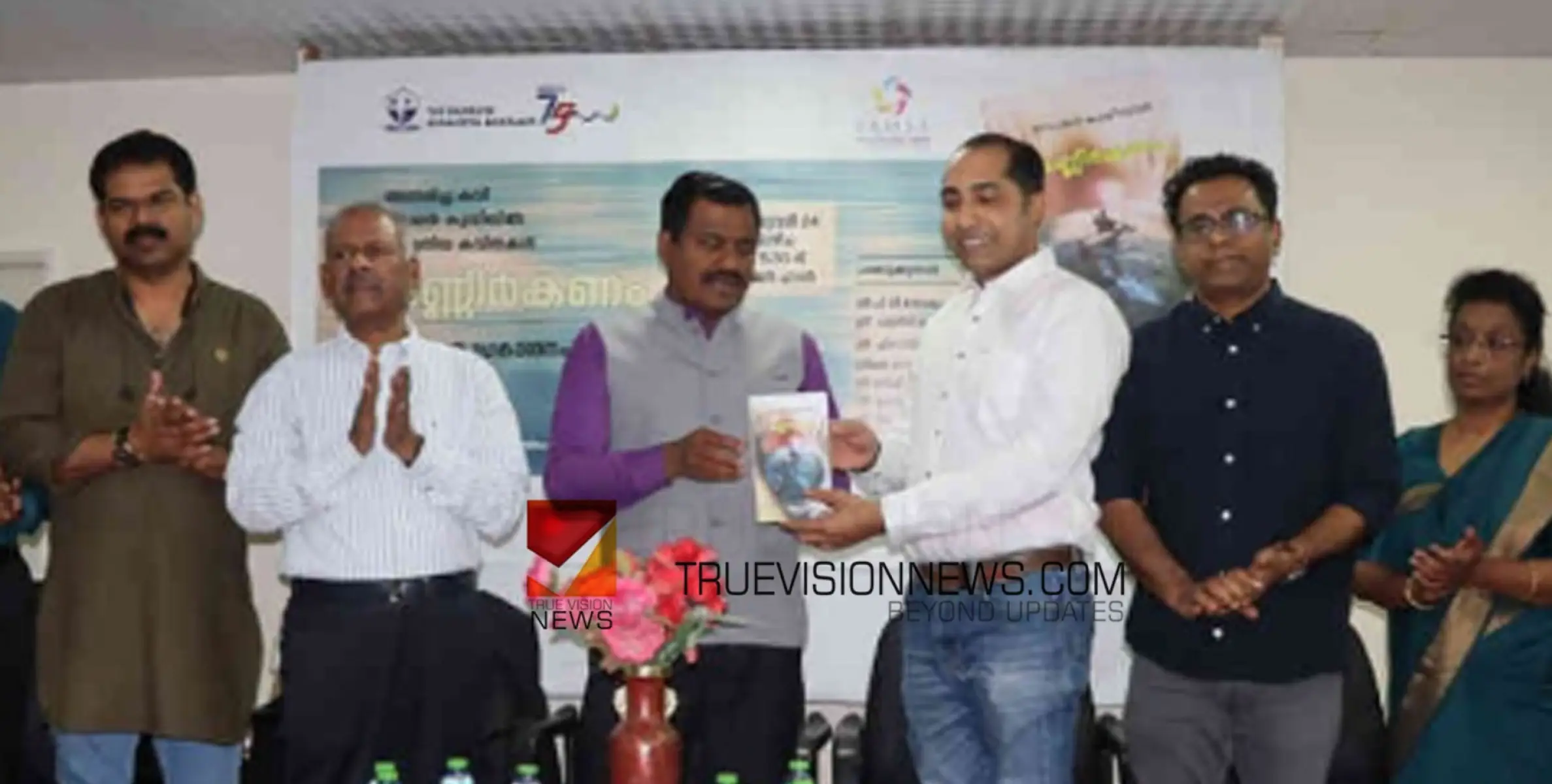 'കണ്ണീർക്കണം'; വടകര സ്വദേശിയും പ്രവാസിയുമായ സോമന്റെ കവിതാ സമാഹാരം ബഹ്‌റൈനിലും പ്രകാശനം ചെയ്തു