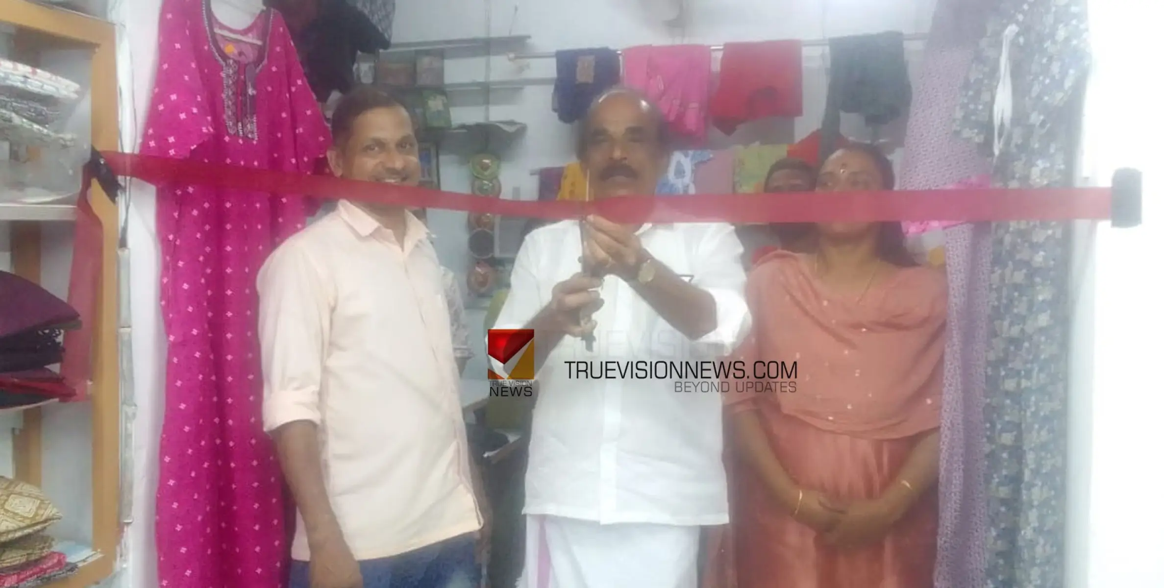 ലക്ഷം തൊഴിൽ സംരഭങ്ങൾ; ആയഞ്ചേരി ടൗണിൽ മേക്സി കട ആരംഭിച്ചു 