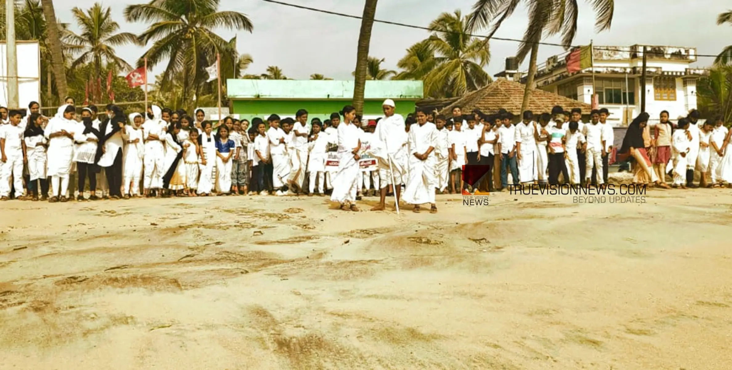പ്രതീകാത്മക ദണ്ഡിയാത്ര; വേറിട്ട കാഴ്ചയൊരുക്കി വിദ്യാർത്ഥികൾ 