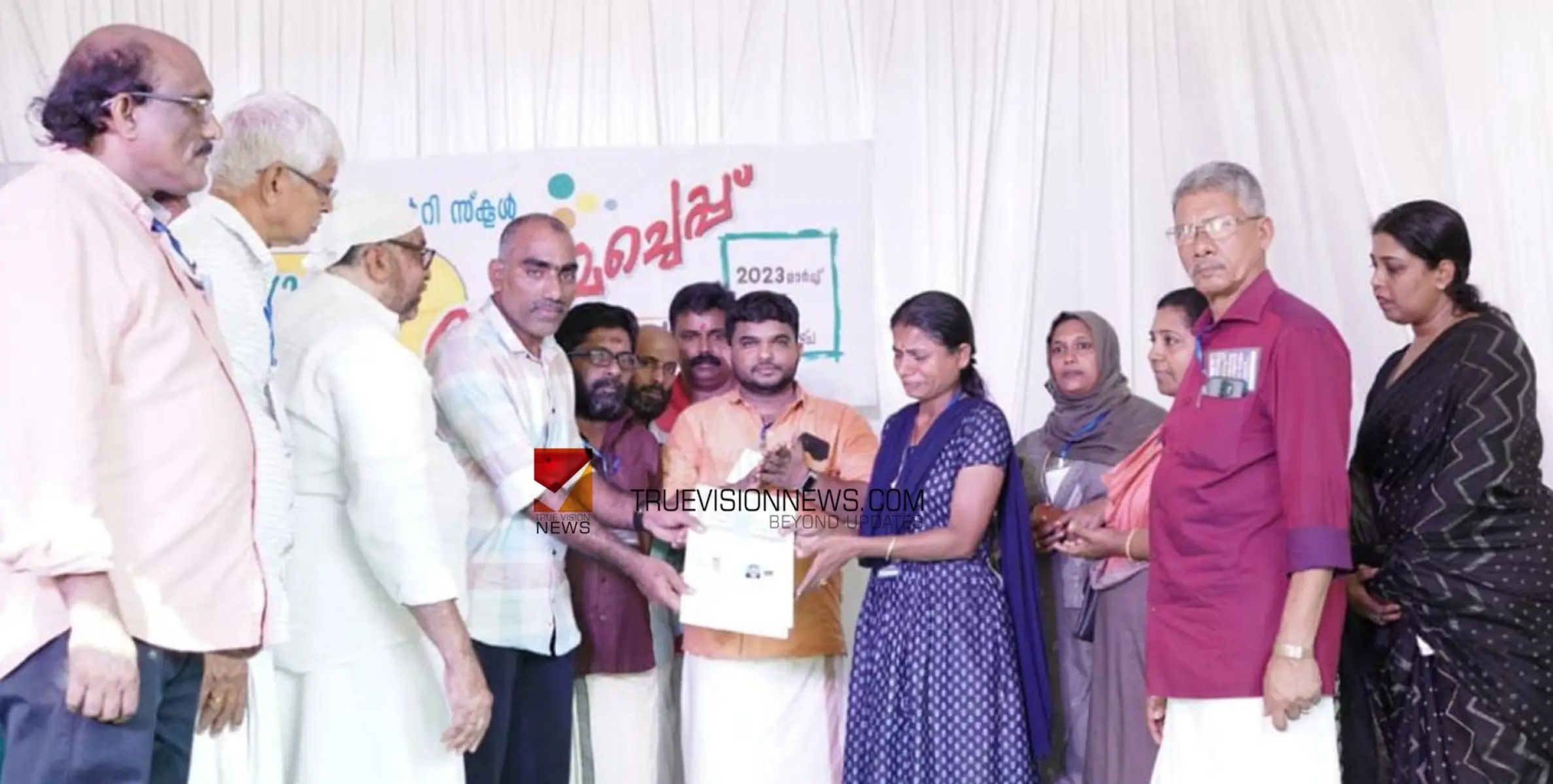 'സഹപാഠിക്കൊരു കൂട്'; സ്ഥലത്തിന്റെ ആധാരം കൈമാറി 