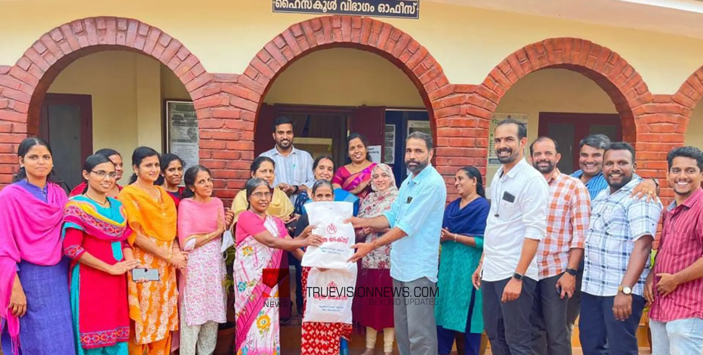 പടിയിറക്കം; പാചക തൊഴിലാളികൾക്ക് അനുമോദനം നൽകി അധ്യാപകന്റെ വിരമിക്കൽ 