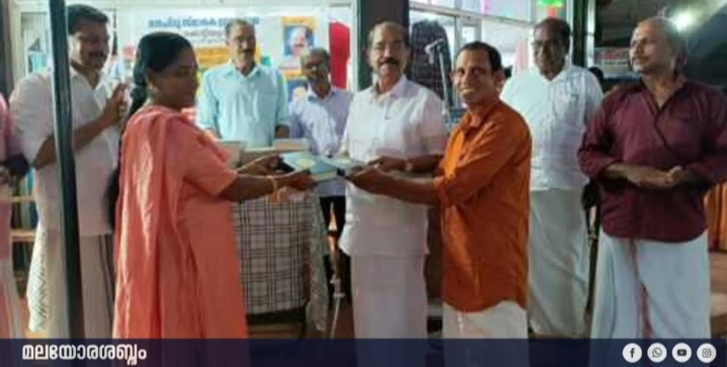 കൊട്ടിയൂർ നെഹ്‌റു സ്മാരക ഗ്രന്ഥശാലയ്ക്ക് അനുവദിച്ച പുസ്തകങ്ങളുടെ ഏറ്റുവാങ്ങൽ നീണ്ടുനോക്കി ടൗണിൽ വെച്ച് നടന്നു. 