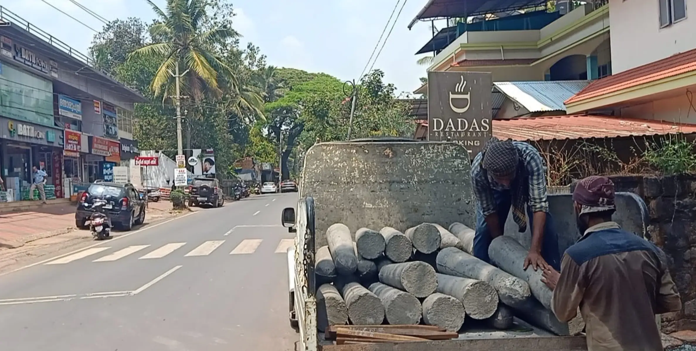 നാലുവരിപ്പാത ; പാനൂർ മേഖലയിൻ കുറ്റിയിടൽ തുടരുന്നു, ടൗണിൽ തിങ്കളാഴ്ച, സംഘടനാ ഭേദമന്യേ സംഘടിച്ച് വ്യാപാരികൾ