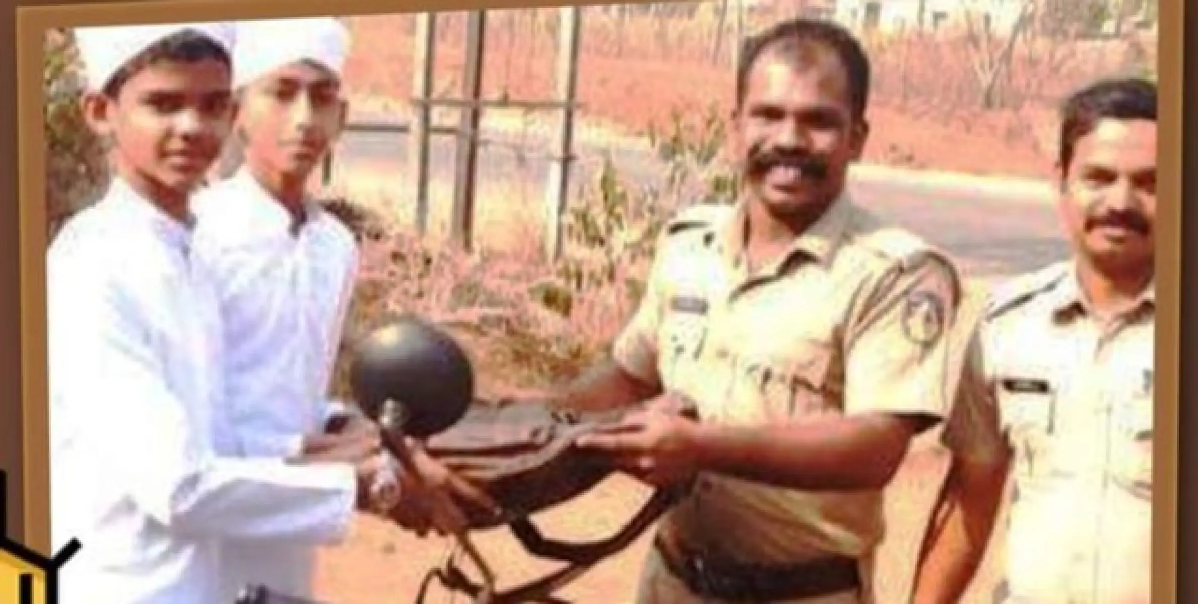 പത്താം ക്ലാസ് പരീക്ഷയുടെ ഹാൾടിക്കറ്റ് മറന്നു; പൊലീസുകാരൻ ബൈക്കിൽ പറന്നത് 12 കിലോ മീറ്റർ 