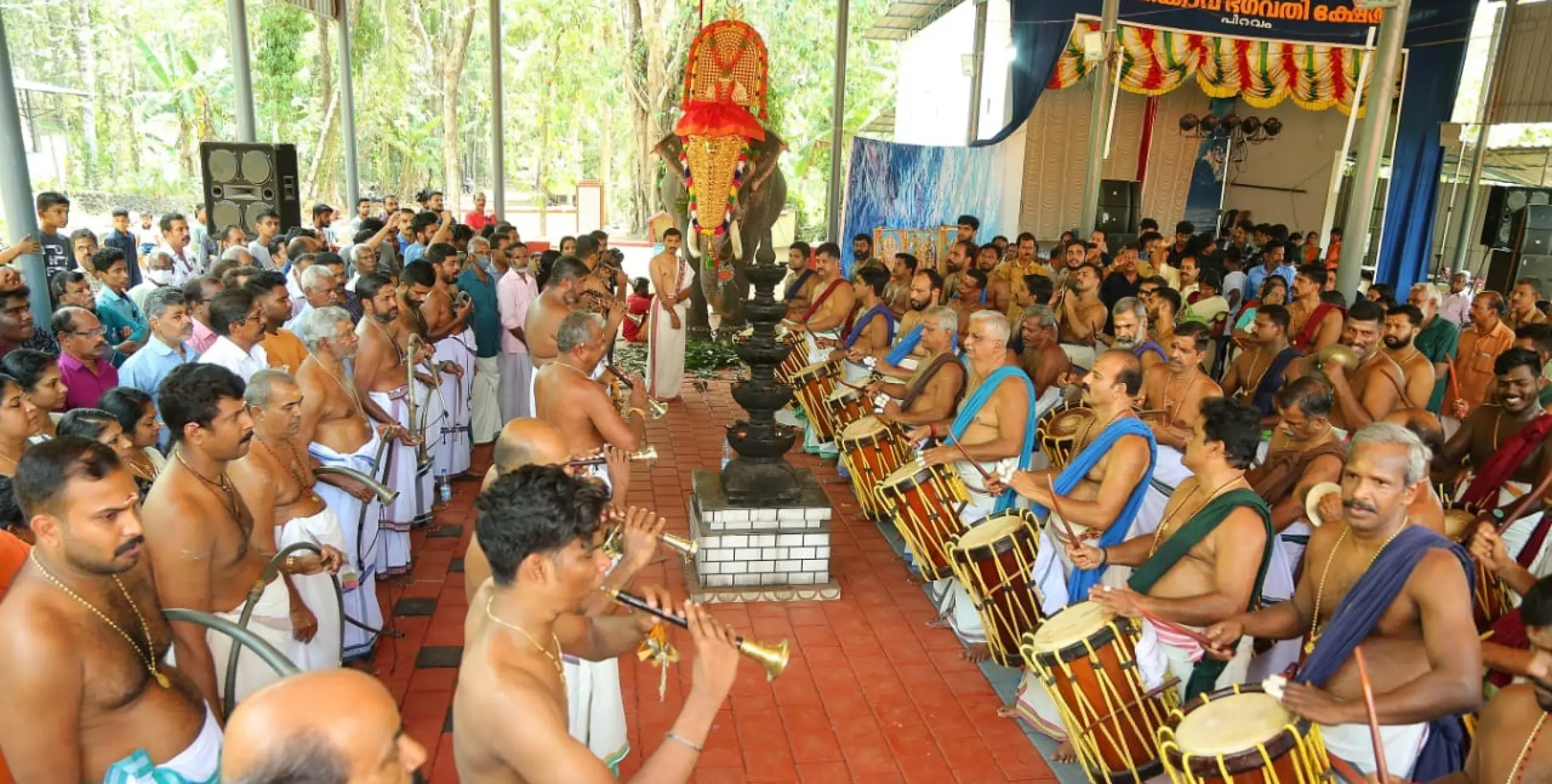ഭക്തി സാന്ദ്രമായി പള്ളിക്കാവിൽ മീനഭരണി ആഘോഷിച്ചു