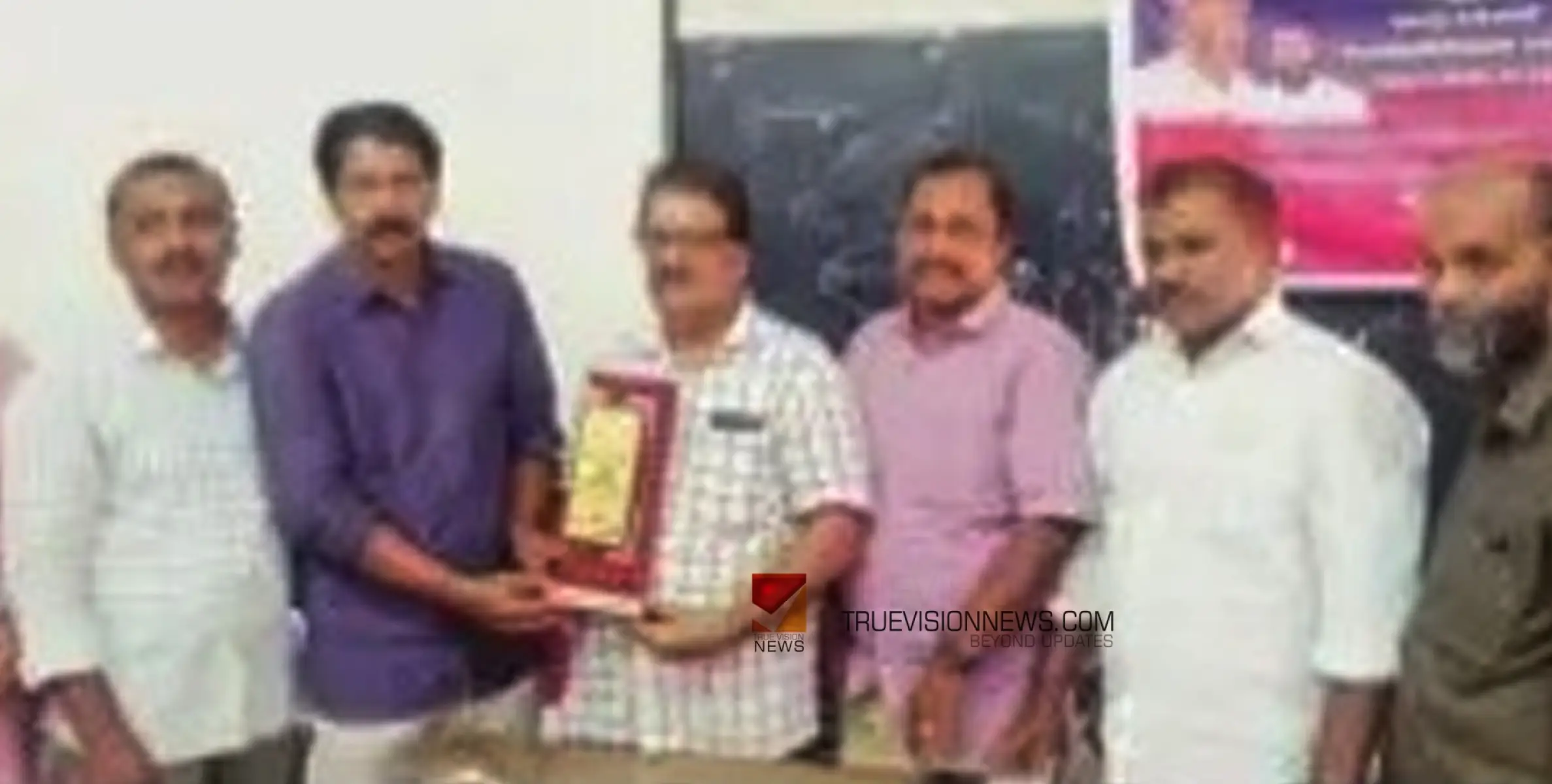 ഓർക്കാട്ടേരി കെ എം എച്ച് എസ് എസിലെ അധ്യാപകന് യാത്രയപ്പ് നൽകി