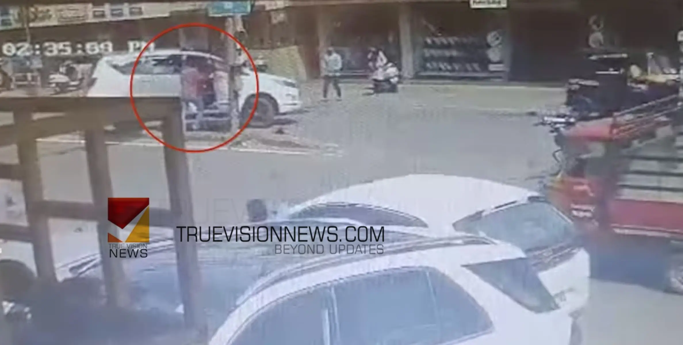 കോട്ടയ്ക്കൽ  നിർത്തിയിട്ട കാർ പിന്നോട്ടോടി;  രക്ഷകനായി ബൈക്ക് യാത്രികൻ 