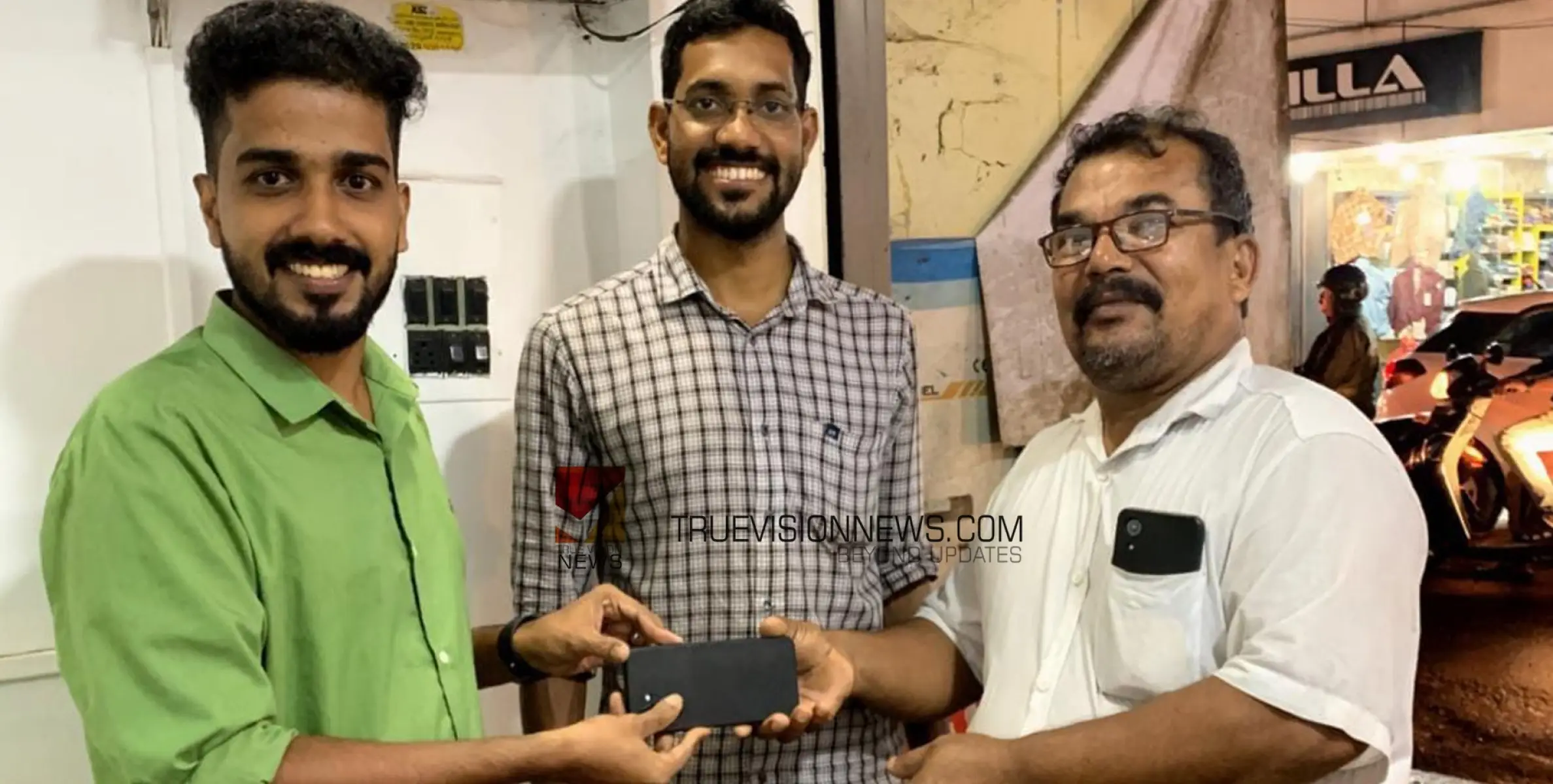 മാതൃകയായി; കളഞ്ഞ് കിട്ടിയ മൊബൈൽ ഫോൺ ഉടമക്ക് തിരിച്ചു നൽകി ഓട്ടോഡ്രൈവർ 