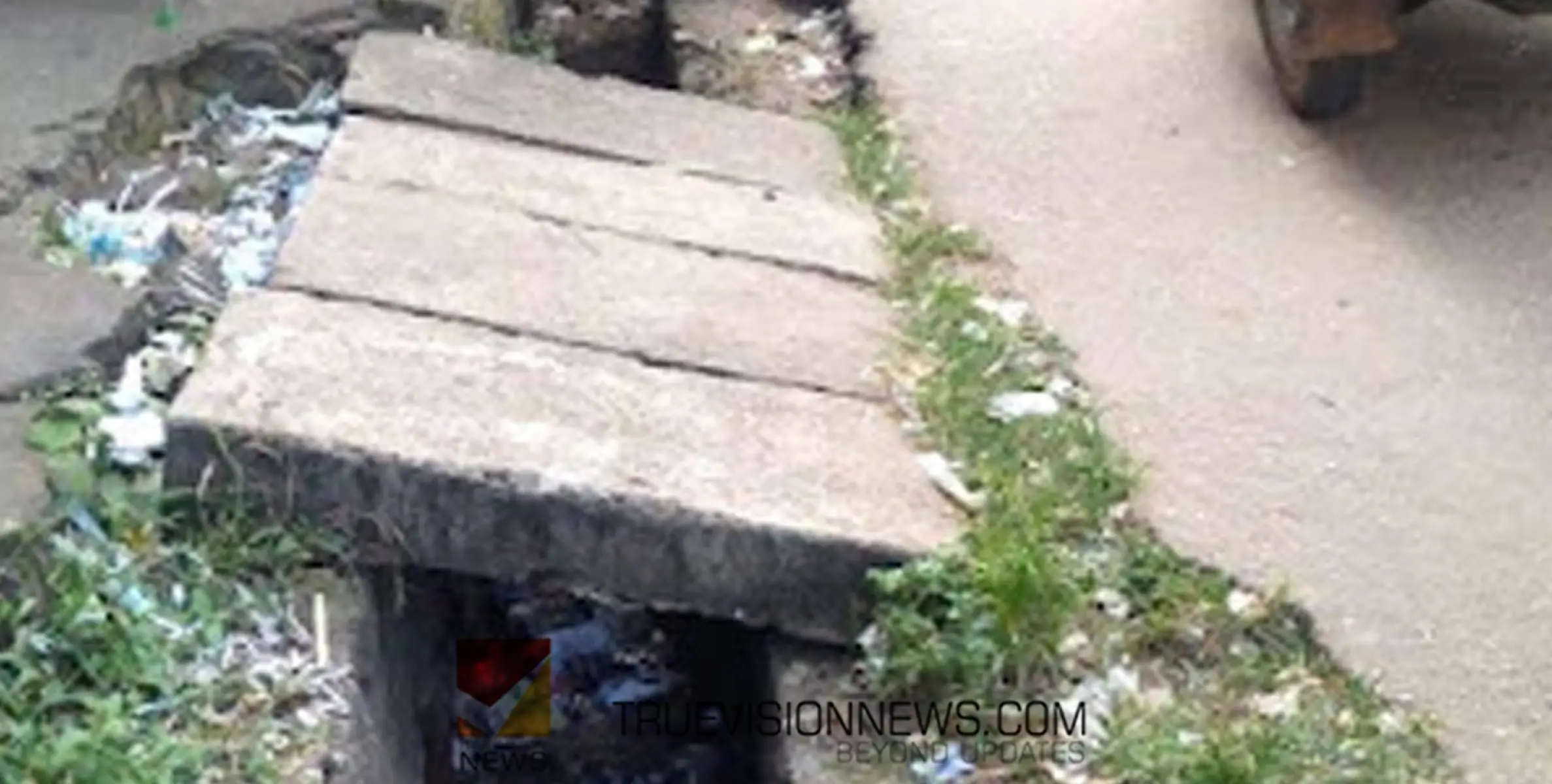 ശുചീകരണം നടത്തി; കുന്നുമ്മൽ പഞ്ചായത്ത് നേതൃത്വത്തിൽ അഴുക്കുചാൽ ശുചീകരിച്ചു