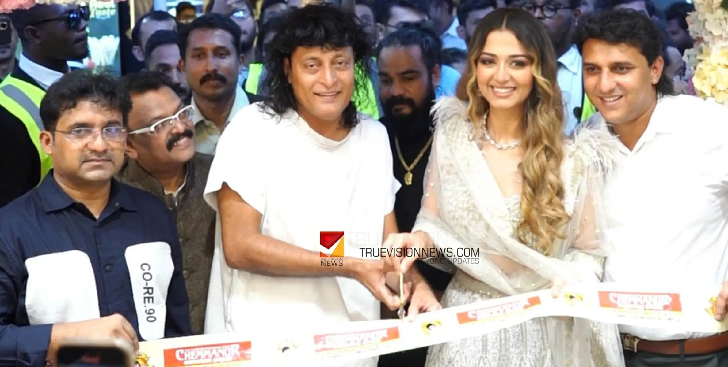 ബോബി ചെമ്മണൂര് ഇന്റര്നാഷണല് ജ്വല്ലേഴ്സിന്റെ പുതിയ ഷോറൂം ദുബായ് കരാമയില്