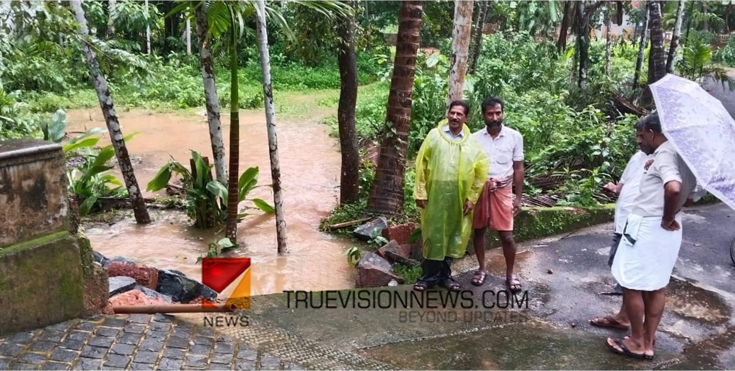 #wallcollapsed | കല്ലാച്ചിയിൽ വെള്ളപൊക്ക ഭീഷണി; മതിലിടിഞ്ഞു വീണ് ഒഴുക്ക് തടസപ്പെട്ടു