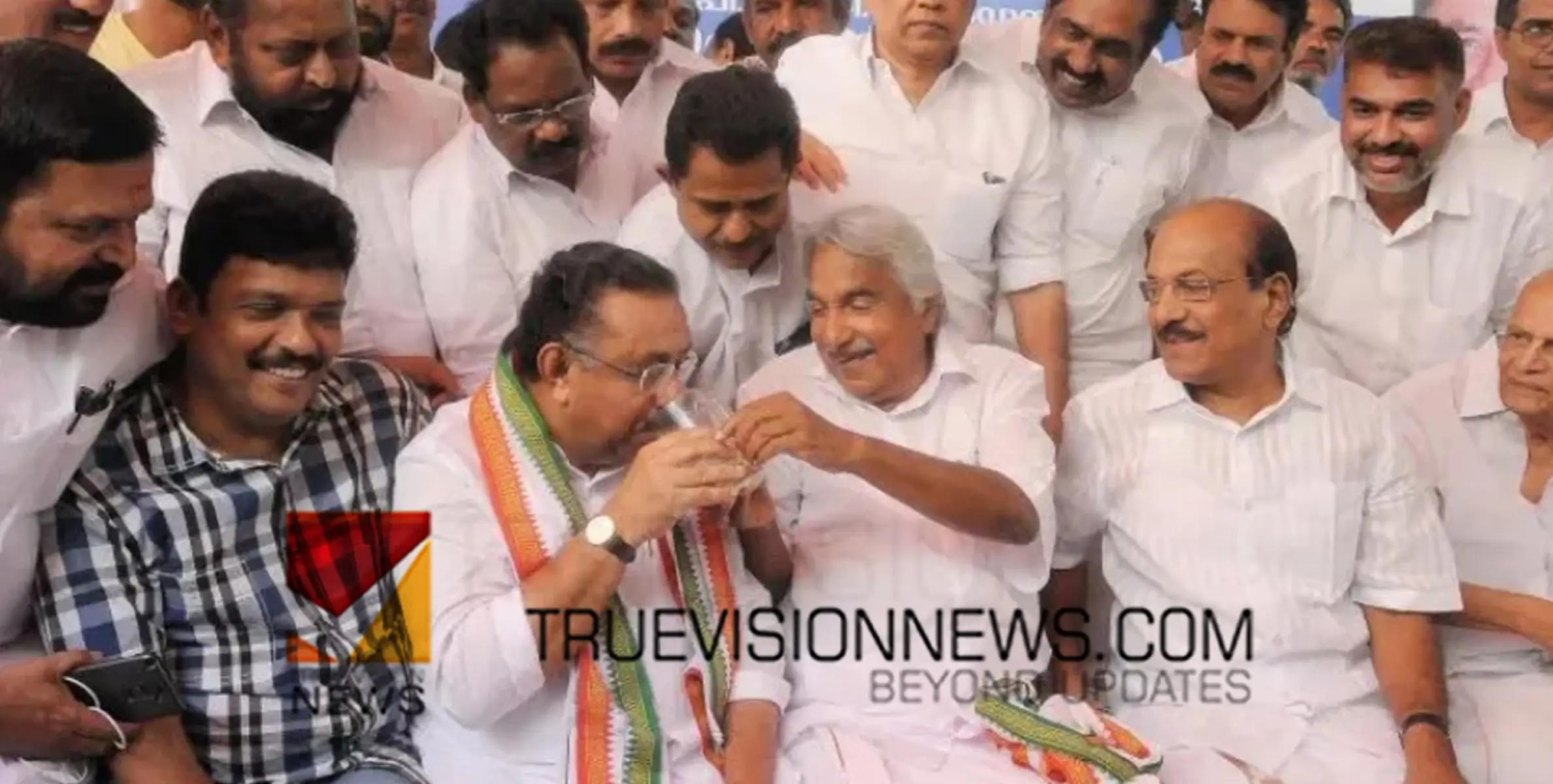 #oommanchandy | എന്റെ രാഷ്ട്രീയ ഗുരുനാഥൻ; രാഷ്ട്രീയ പ്രവർത്തനം തുടങ്ങാൻ കാരണക്കാരനായ നേതാവ്; വാക്കുകളിടറി എം.എം. ഹസൻ