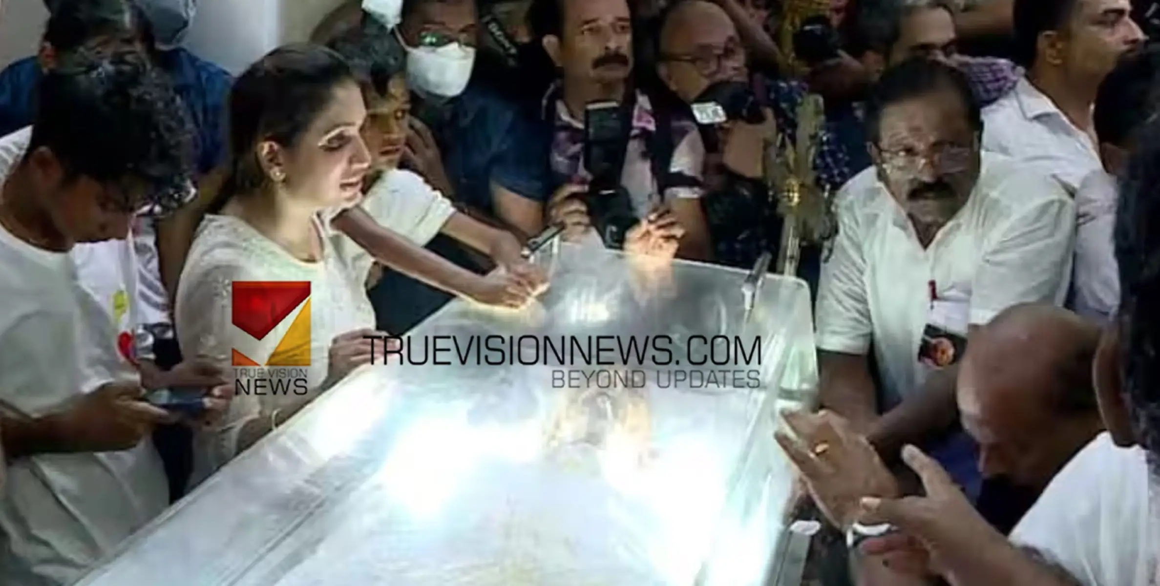 #OommenChandy | ഉമ്മൻചാണ്ടിയുടെ ഭൗതിക ശരീരം പുതുപ്പള്ളി ഹൗസിൽ, അന്ത്യാഞ്ജലി അർപ്പിക്കാൻ ജനപ്രവാഹം