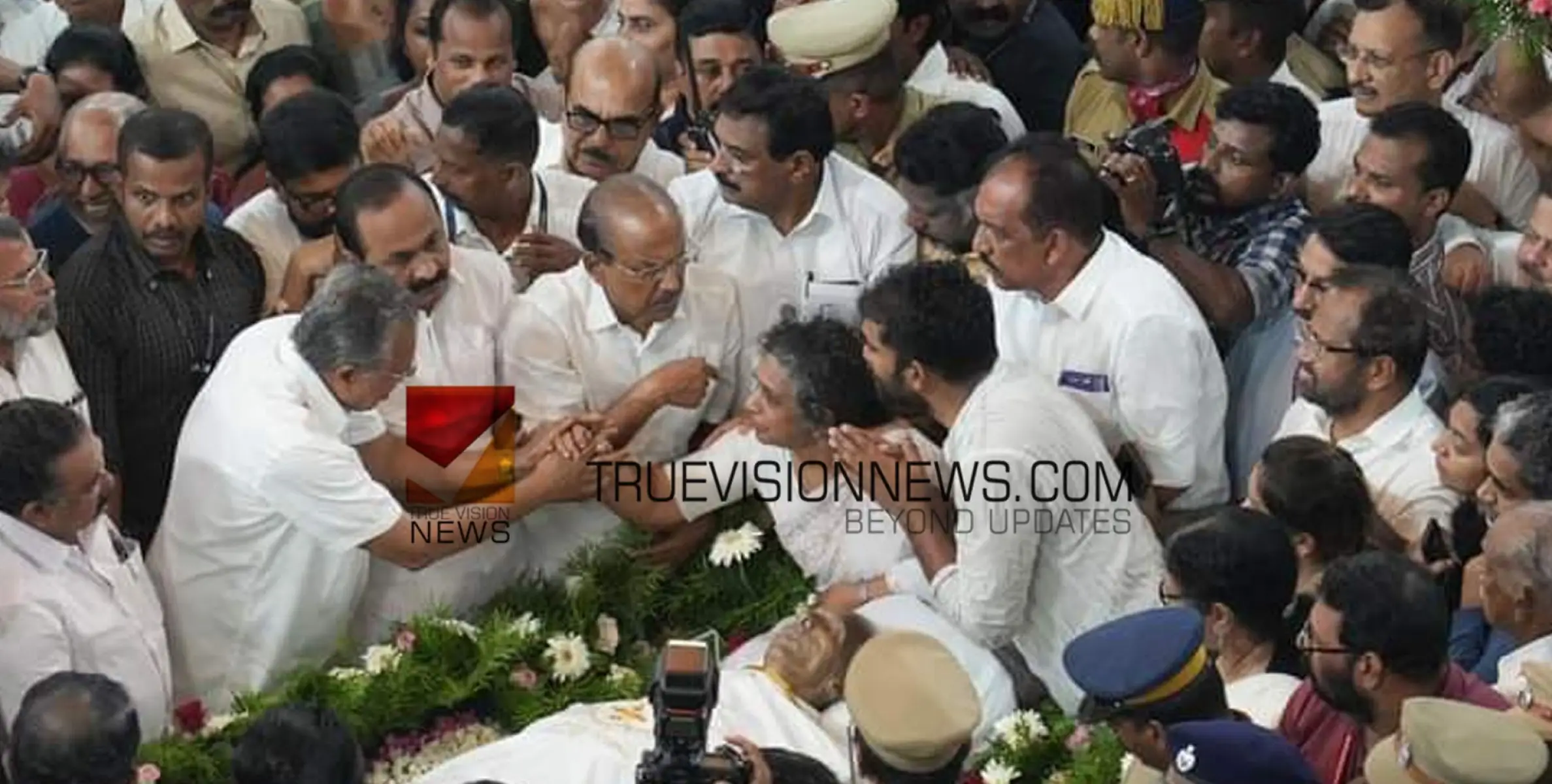 #oommenchandy | ഉമ്മൻ ചാണ്ടി എല്ലാ ഘട്ടത്തിലും മനുഷ്യത്വപരമായ നിലപാടെടുത്തയാൾ -വിതുമ്പി മുഖ്യമന്ത്രി