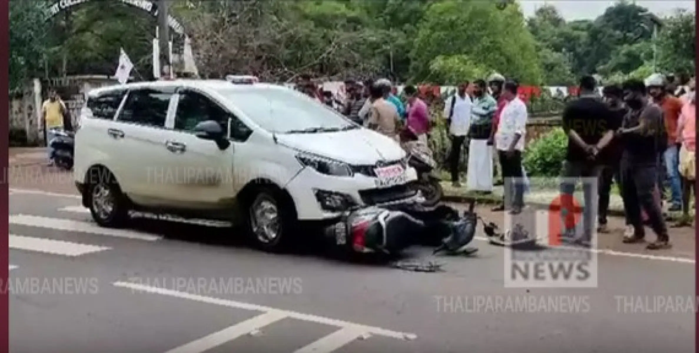 #accident ധർമ്മശാലയിൽ എഞ്ചിനീയറിംഗ് കോളേജിന് സമീപം പോലീസ് വാഹനവും സ്കൂട്ടിയും കൂട്ടിയിടിച്ച് യുവതിക്ക് പരിക്ക്