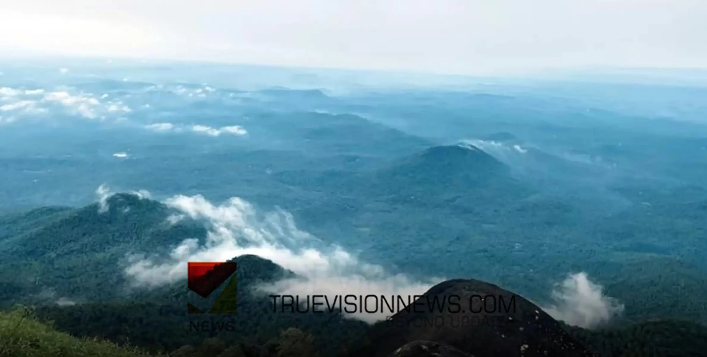 #travel | കോടമഞ്ഞും അസ്തമയ കാഴ്ച്ചയും ; സഞ്ചാരികളെ മാടിവിളിച്ച് ഉറിതൂക്കി മലയും കൊരണപ്പാറയും