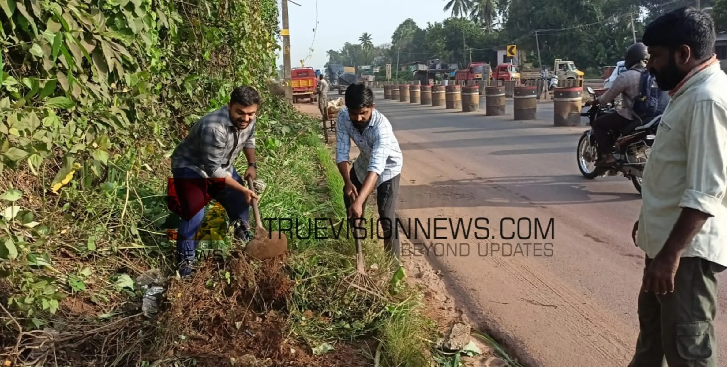 #DYFI | യാത്രായോഗ്യമായി; ഫുട്പാത്തിലെ കാടുകൾ വെട്ടിത്തെളിച്ച് ഡി വൈ എഫ് ഐ ചോറോട് മേഖല കമ്മിറ്റി 