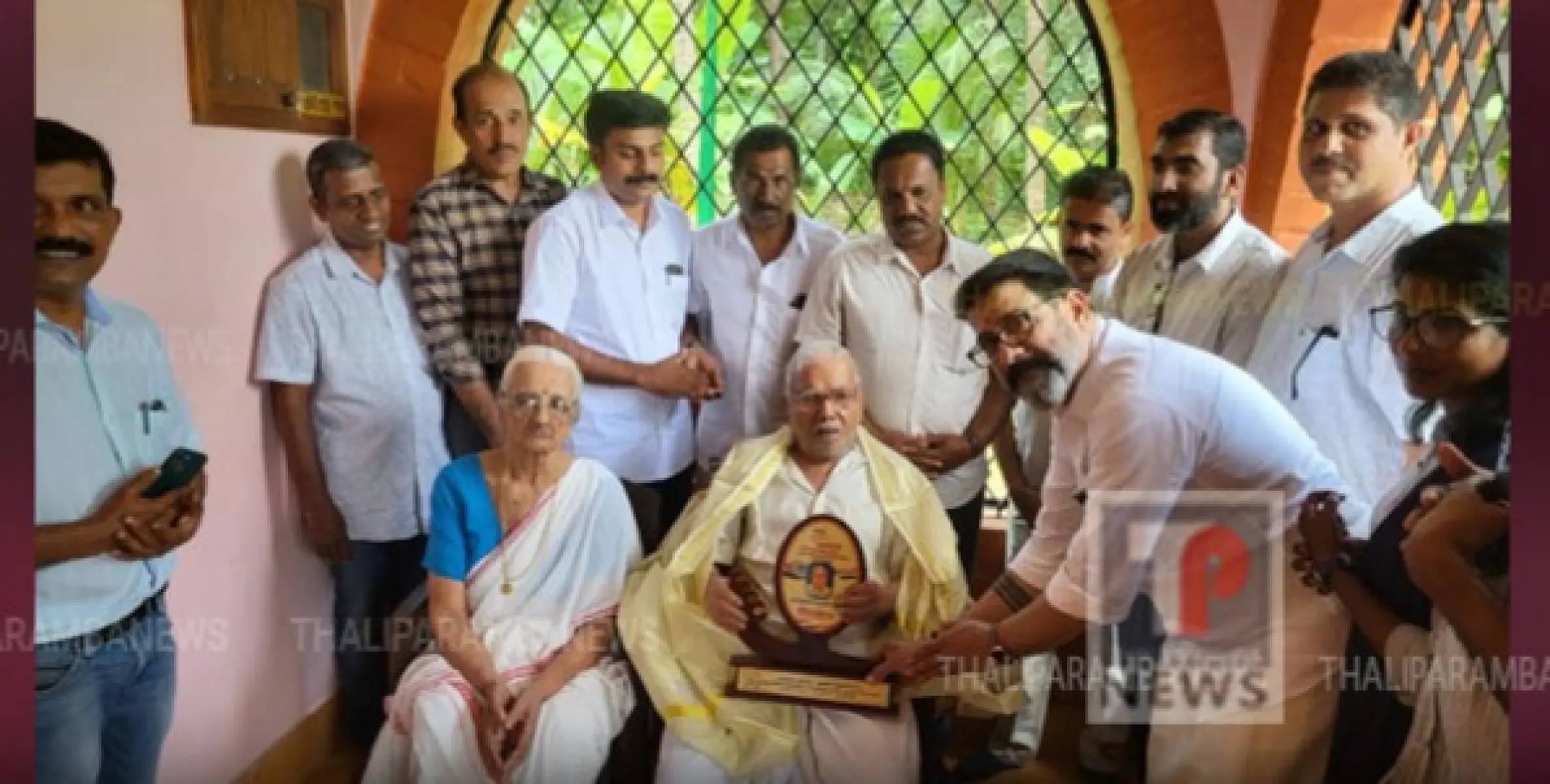 സ്വാതന്ത്രദിനത്തിൽ ലെൻസ് ഫെഡ് തളിപ്പറമ്പ ഏരിയ കമ്മിറ്റി  സ്വാതന്ത്ര്യസമര സേനാനി തീയ്യഞ്ചേരി ഗോപാലൻ നമ്പ്യാരെ ആദരിച്ചു